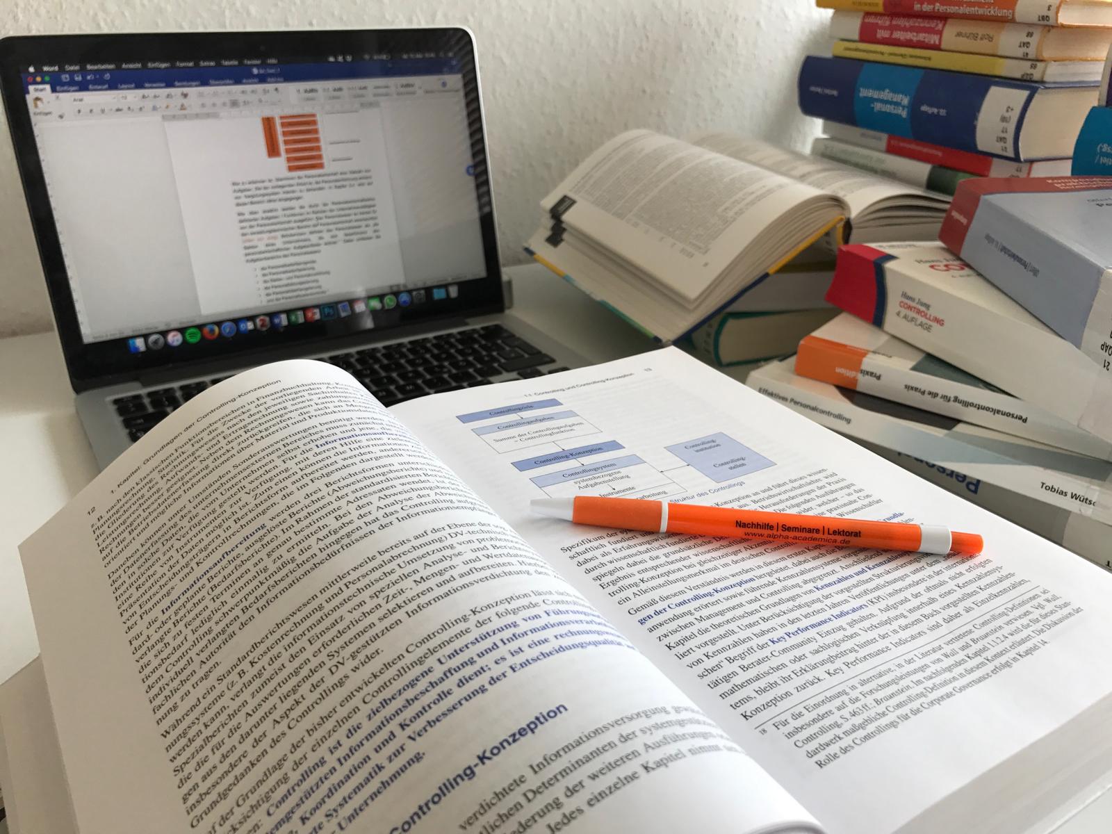 Was ein Fernstudium an der FernUniversität in Hagen & Co. wirklich fordert, welche Mythen sich hartnäckig halten und wie ihr Struktur und Motivation haltet – der Auftakt unserer neuen Rubrik.